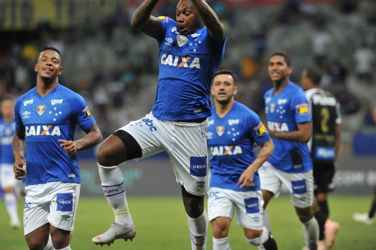 Em jogo com grande atuao do goleiro Fbio, Cruzeiro derrotou Santos de virada, por 2 a 1, com gols de Sass e Raniel; Gabriel Barbosa marcou para o Peixe, no Mineiro, pela 26 rodada do Brasileiro