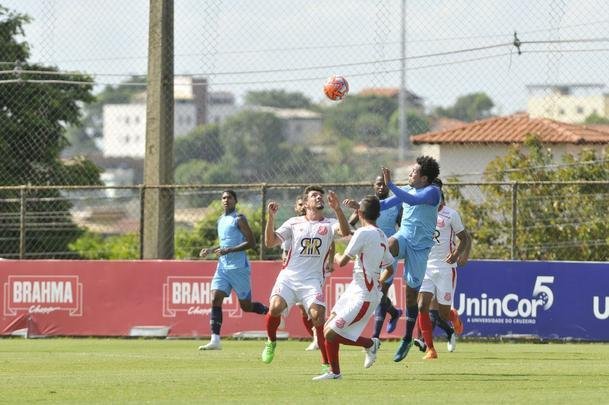 Com gols de Rafinha, David, Renato Kayzer e Murilo, Cruzeiro venceu Democrata-SL por 4 a 1 em jogo-treino nesta tera-feira, na Toca da Raposa 2 (fotos: Juarez Rodrigues/EM D.A Press)