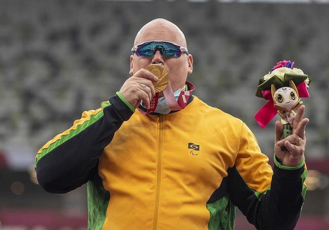 Alessandro Rodrigo da Silva ficou com a prata no arremesso de peso e o ouro no lanamento de disco, no atletismo