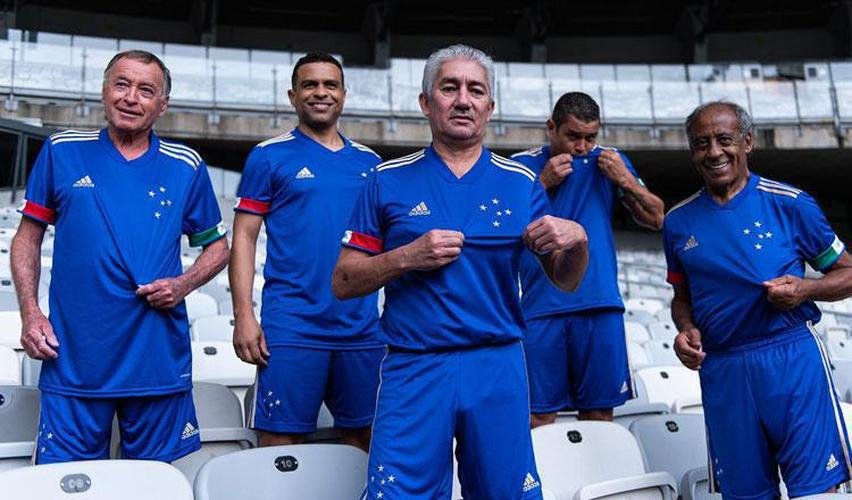 Cruzeiro lançou oficialmente sua nova camisa do ano do centenário nesta quinta-feira com a presença de grandes ídolos