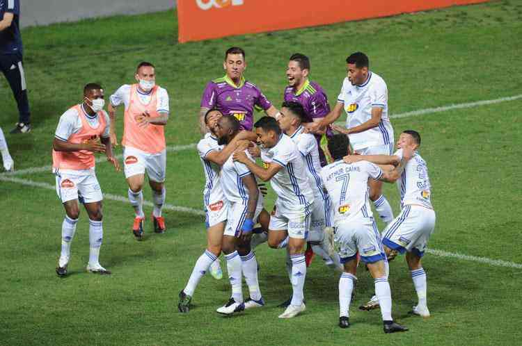 O Cruzeiro venceu o Amrica por 2 a 1, em 2 de dezembro, no Independncia, pela 25 rodada da Srie B. Os gols foram marcados por Rafael Sobis, em cobrana de pnalti, e Manoel, de cabea.