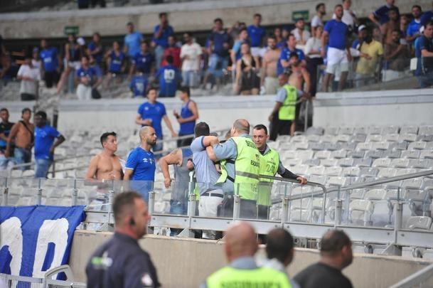 Atleticanos invadiram camarote de cruzeirenses, e torcedores entraram em confronto