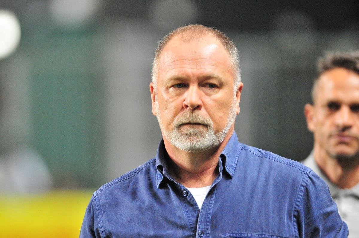 Mano teve duas passagens recentes pelo Cruzeiro. Na primeira, de setembro at o fim de 2015, o incio foi com duas vitrias, dois empates e uma derrota. A ltima vez que comandou o clube assumiu em julho de 2016 e tambm obteve duas vitrias, dois empates e uma derrota