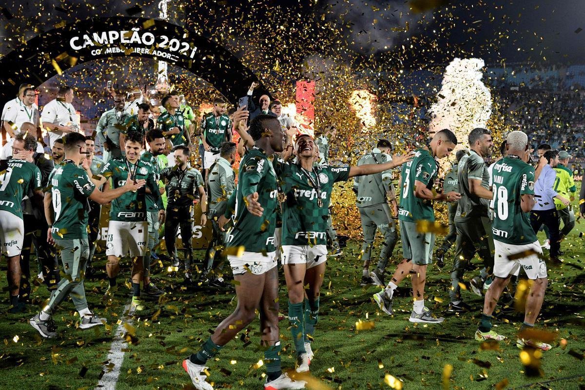 Fotos: festa dos jogadores do Palmeiras com a taa da Libertadores