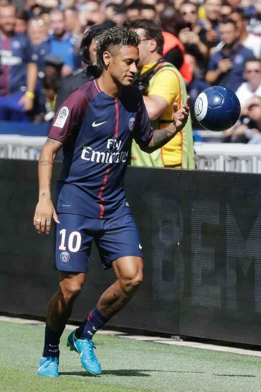 Neymar  apresentado  torcida do Paris Saint-Germain