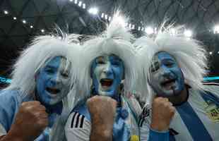 Imagens das torcidas de Argentina e Crocia no duelo pela semifinal da Copa do Mundo do Catar, no estdio Lusail