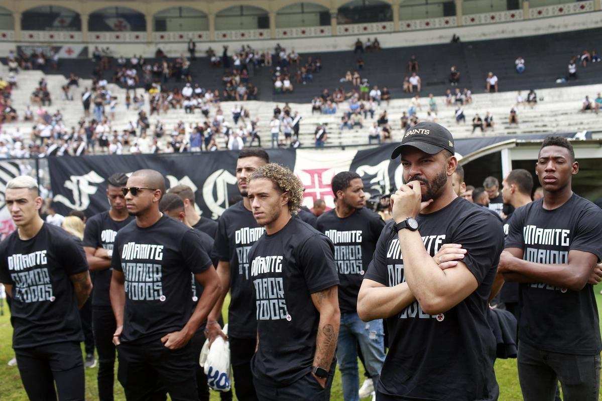 Velrio de Roberto Dinamite rene jogadores, ex-jogadores e torcedores em So Janurio