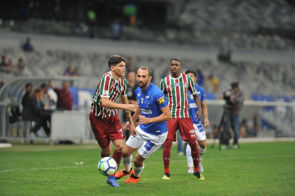 Cruzeiro derrotou Fluminense por 2 a 1, com gols de Raniel e Ayrton Lucas (contra); Henrique, tambm contra, descontou para os cariocas