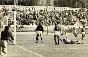 Pel na Copa do Mundo de 1962, no Chile, a segunda conquistada pelo Brasil. Na foto, o Rei comemora gol no jogo entre Brasil e Mxico