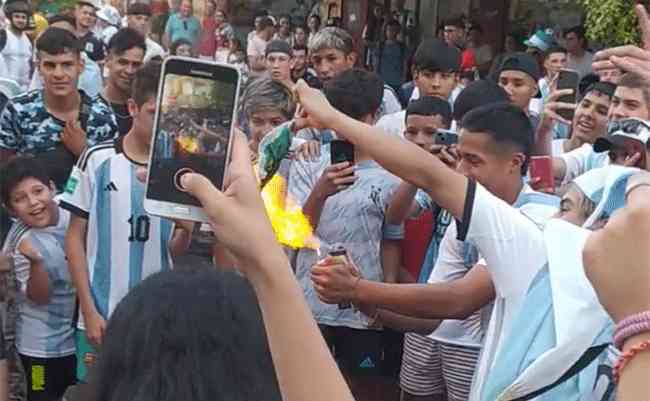 Torcedores da Argentina colocaram fogo em bandeira do Brasil