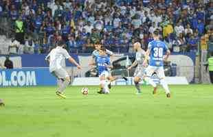 Fotos do primeiro tempo do duelo entre Cruzeiro e Racing, no Mineiro, pelo Grupo 5 da Liberadores