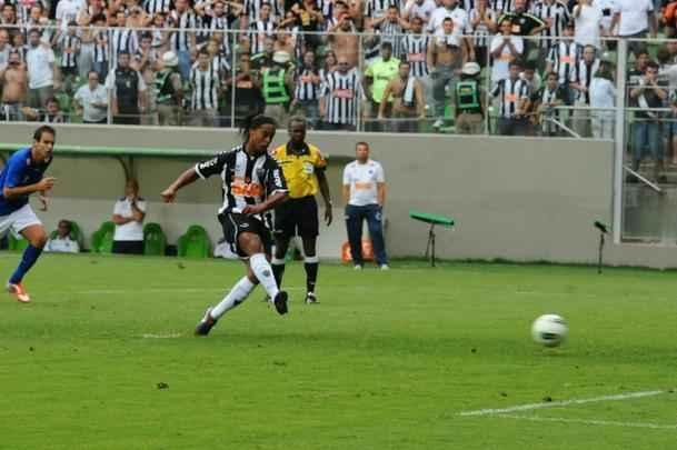 Em 2012, Ronaldinho Gacho entrou para a lista de jogadores que tiveram cobranas de pnalti defendidas por Fbio