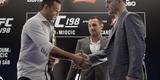 Imagens da coletiva do UFC 198, no Rio de Janeiro - Werdum cumprimenta Miocic ap�s encarada