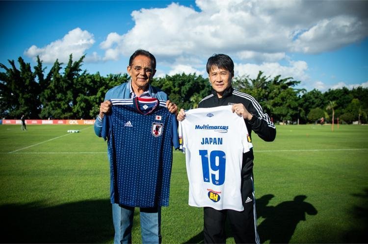 Diretoria cruzeirense presenteou o Japão com camiseta