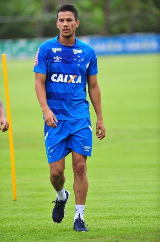 No segundo dia da pr-temporada, jogadores do Cruzeiro fizeram atividade fsica no campo