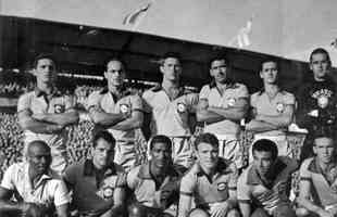1958 - Brasil voltou a usar camisa amarela com golas verdes, calo azul e meies brancos na Copa de 1958, primeira edio conquistada pela seleo