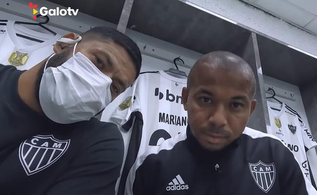 Atacante Hulk (esq) e lateral-direito Mariano (dir) no vestiário do Alfredo Jaconi