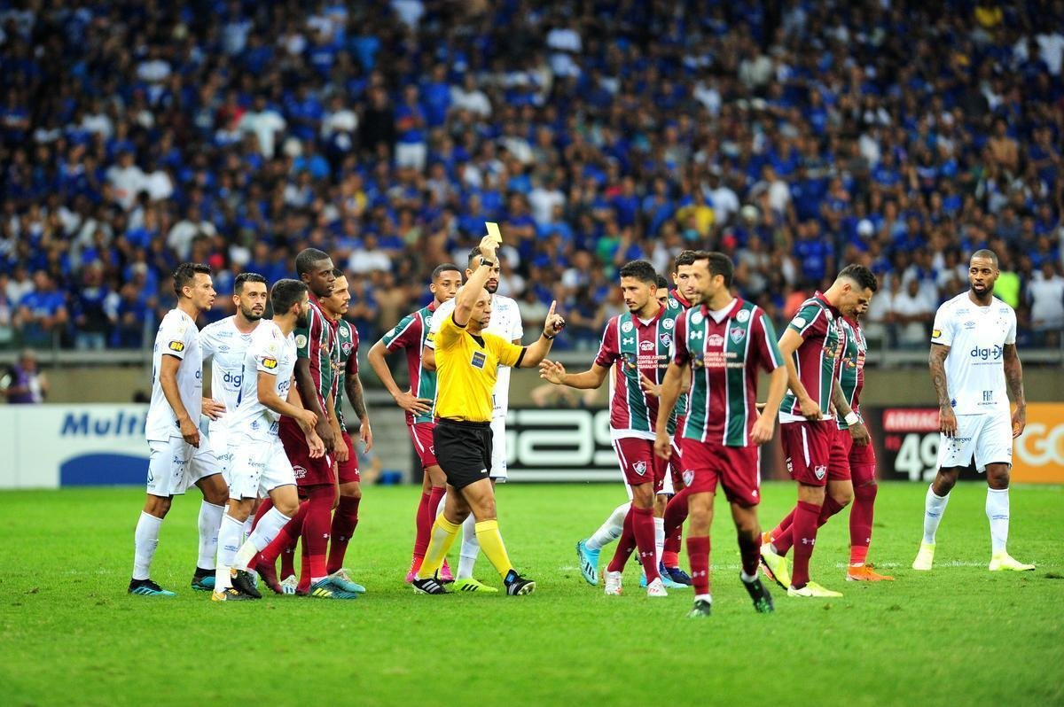 Na reta final do primeiro tempo, rbitro Jean Pierre Gonalves Lima mostrou grande despreparo no Mineiro ao expulsar Yuri, do Fluminense, e voltar atrs, alertado pelo VAR. Em seguida, deu amarelo para Fred, do Cruzeiro, tambm aps ser avisado pelo rbitro de vdeo.