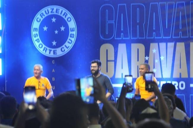 Nonato e Leandro, ex-laterais do clube, durante papo com o pblico de Conselheiro Lafaiete na Caravana do Cruzeiro