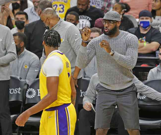 O astro do Lakers LeBron James ficou do lado de fora da quadra por causa de dor no tornozelo direito