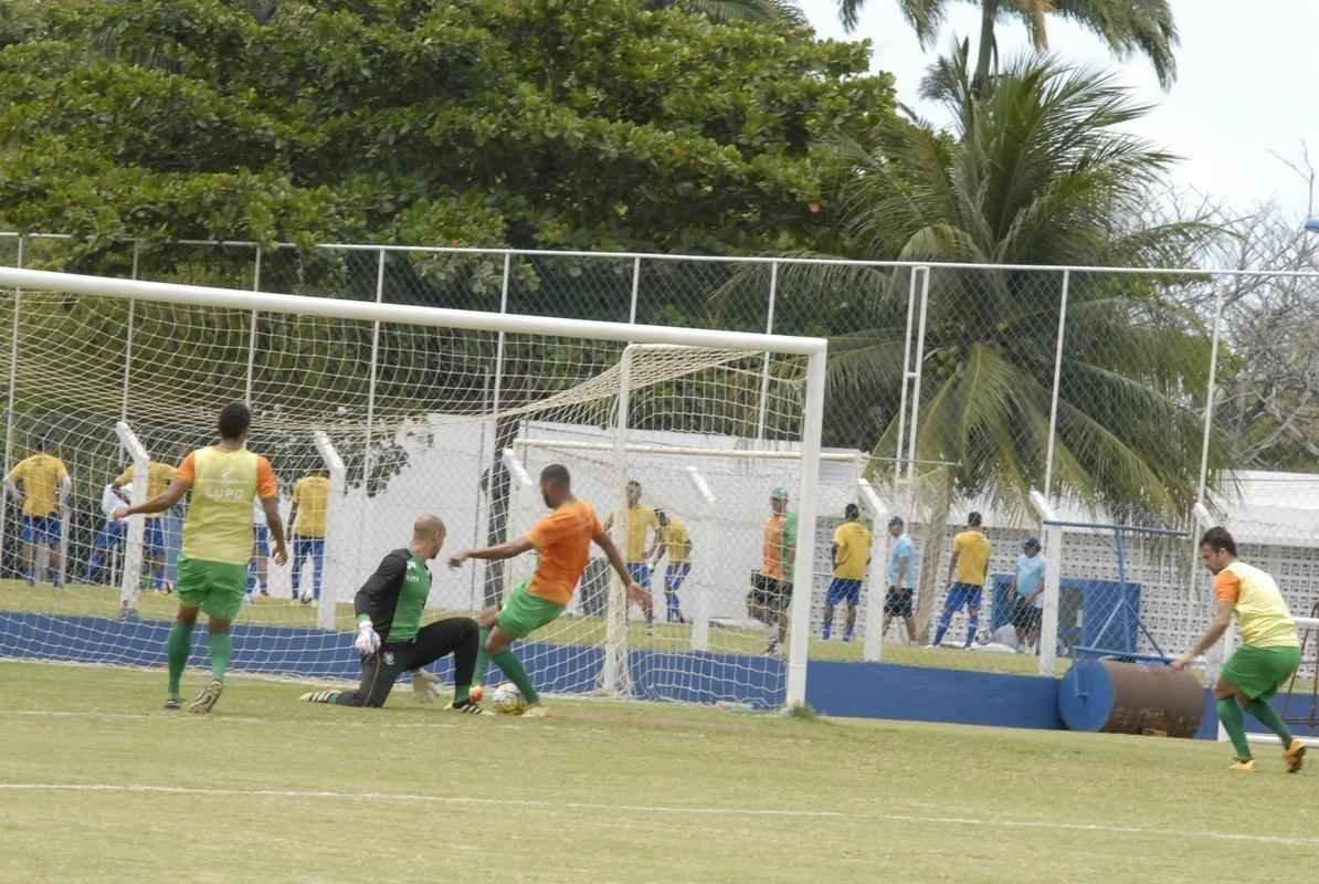 Amrica treina em Macei, no campo do CSA, para enfrentar o Murici-AL, pela Copa do Brasil