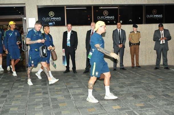 Jogadores da Seleo Brasileira deixaram o hotel rumo ao Mineiro e receberam apoio caloroso da torcida mineira para encarar a Argentina pela semifinal da Copa Amrica