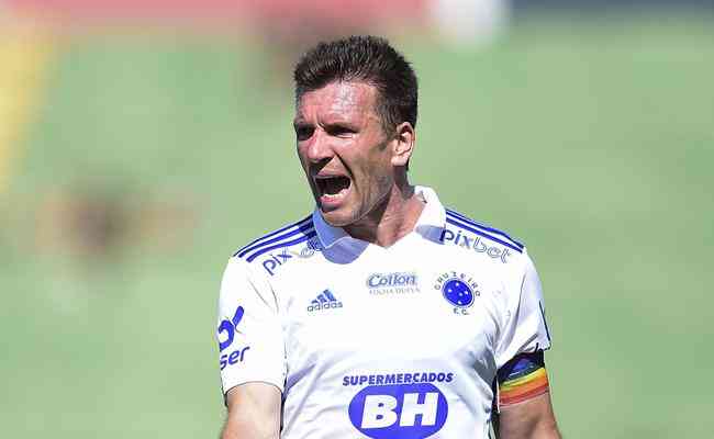 Eduardo Brock foi titular na derrota do Cruzeiro por 1 a 0 para o Guarani, em Campinas