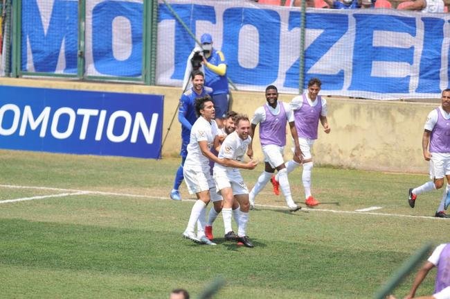 Cruzeiro e Ponte Preta se enfrentaram numa manh de forte calor em Sete Lagoas