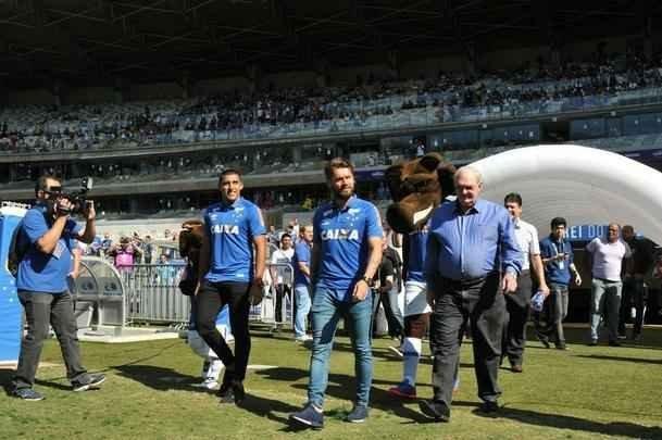 Cruzeiro apresentou para sua torcida no Mineiro os atacantes Sobis, camisa 7, e bila, que vestir a 50