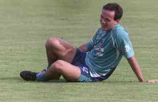 Fernando Diniz foi contratado como jogador pelo Cruzeiro em agosto de 2004. O ex-meia teve uma curta passagem pela equipe celeste, com apenas oito partidas, sem balançar as redes