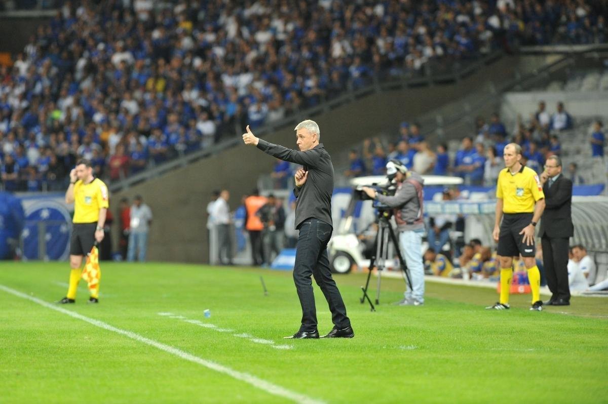 Lances do primeiro tempo da partida entre Cruzeiro e Atltico-PR, no Mineiro, pelas oitavas de final da Copa do Brasil