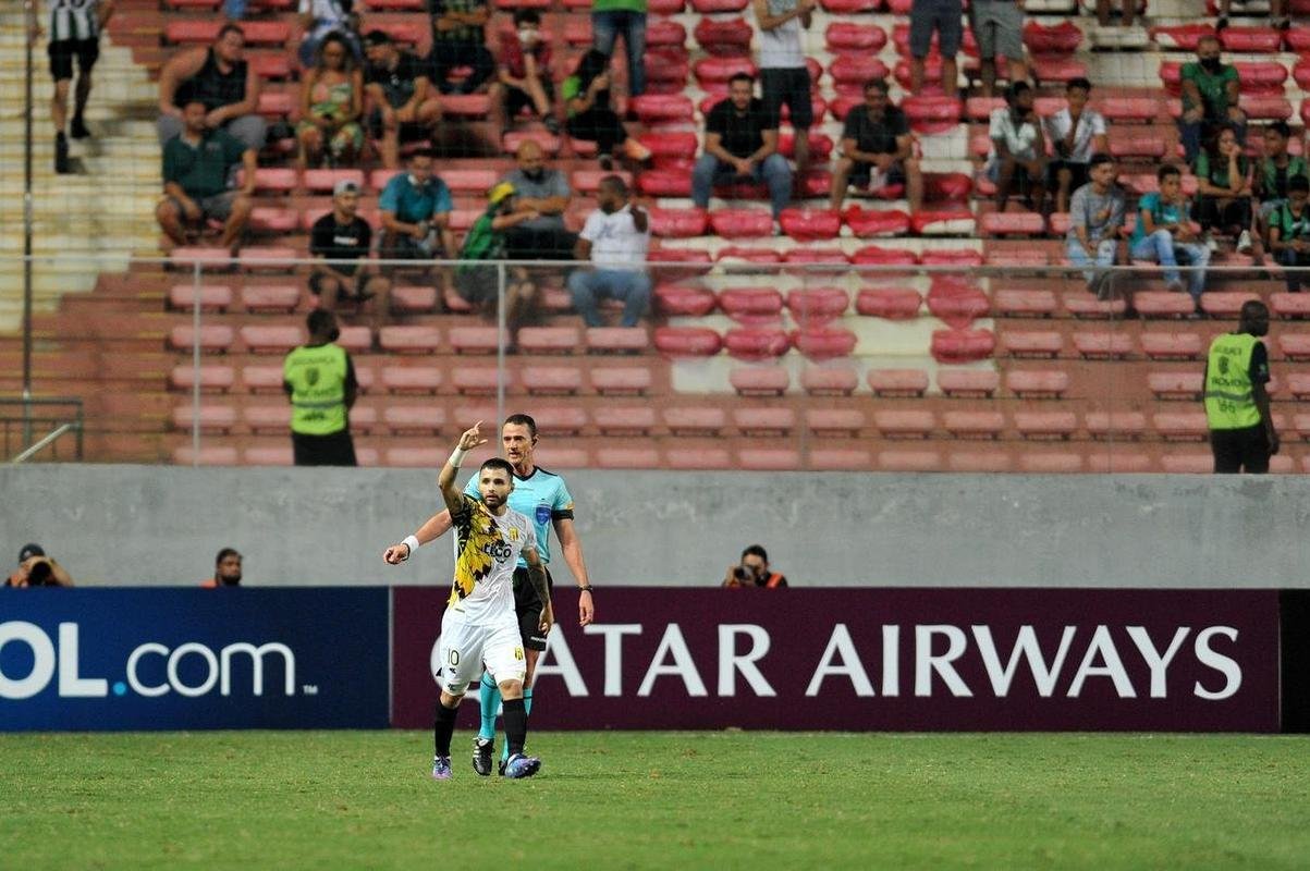 Aos 46min da etapa complementar, Josue Colmn fez linda jogada individual e contou com desvio da defesa para dar um 'banho de gua fria' nos mandantes: Guaran 1 a 0.