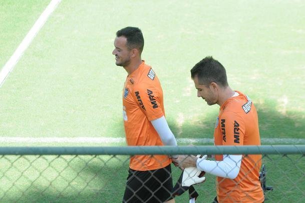 Treino do Atltico nesta segunda-feira, na Cidade do Galo, contou com a volta do meia  Juan Cazares. Direo no chegou a acordo para vend-lo a clube saudita. Tcnico Rafael Dudamel relacionou 23 jogadores para a viagem a Santa Fe, local da estreia na Sul-Americana, quinta-feira, contra o Unin-ARG. Jogador equatoriano ficou fora da lista.