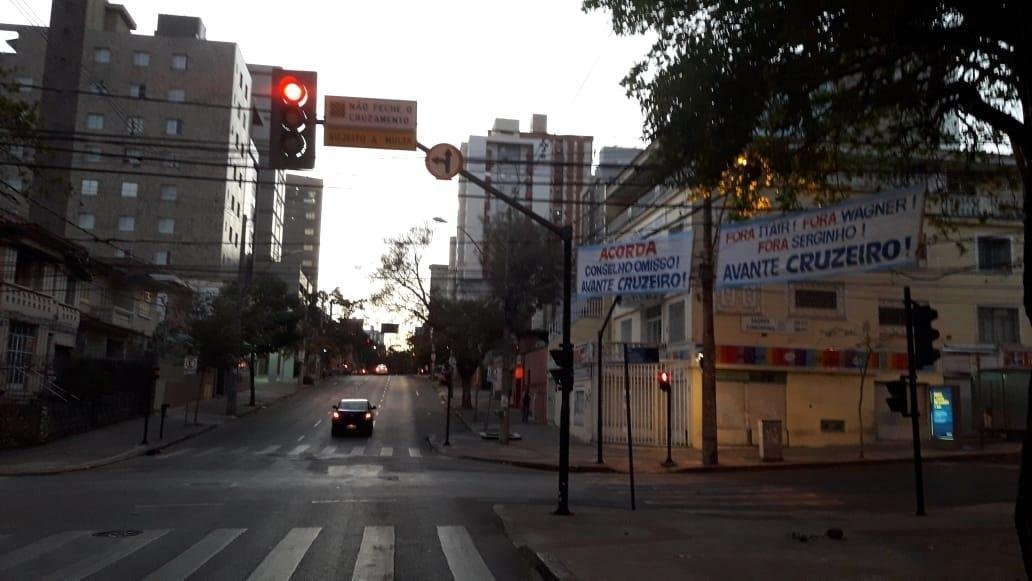 Faixas contra a diretoria do Cruzeiro