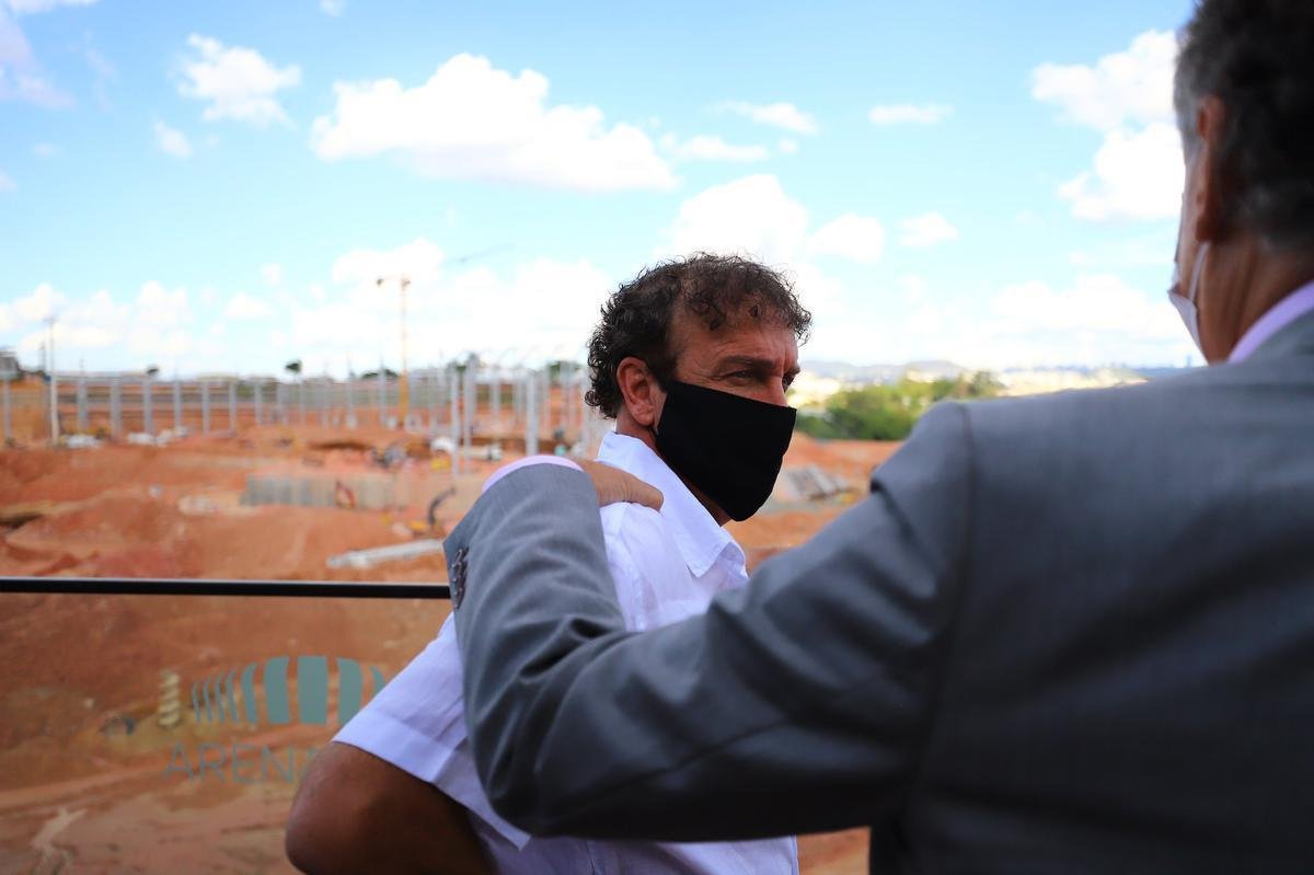 Aps comandar seu primeiro treino, Cuca foi apresentado na Arena MRV, futura casa do Atltico. O treinador de 57 anos conheceu o andamento das obras e respondeu perguntas de jornalistas no local.