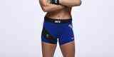 Ronda Rousey posa com uniforme azul, que ser usado no UFC 207. Pela primeira vez, ela no vestir o uniforme preto e dourado, usado somente pelos campees 