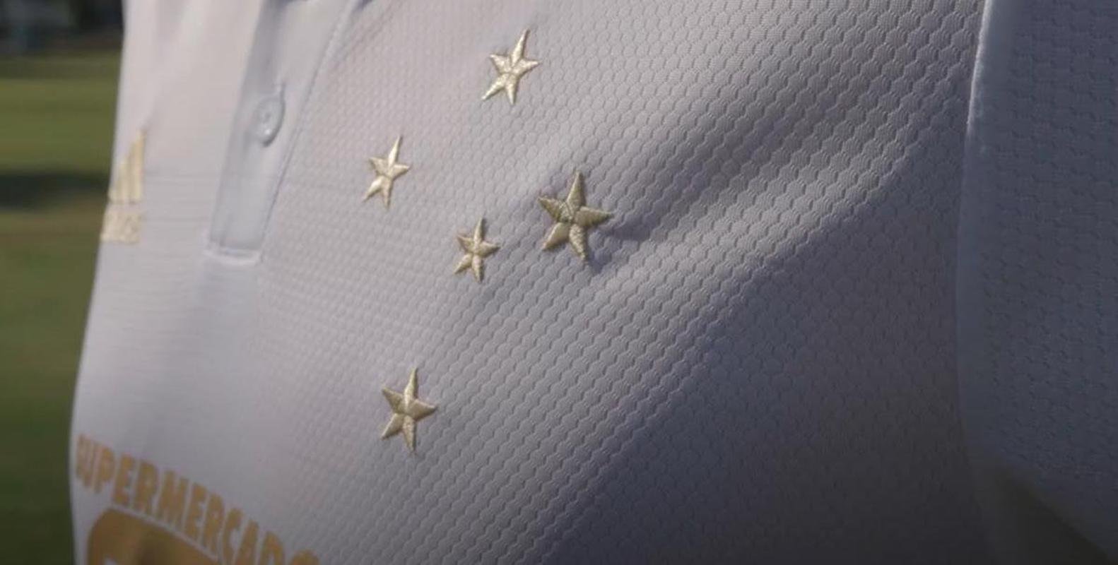 Cruzeiro lanou camisa branca, com detalhes em dourado, nesta quinta-feira (6 de maio)