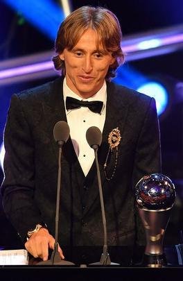 Luka Modric discursa aps ser eleito, pela primeira vez, o melhor jogador do mundo. Crosta, de 33 anos, quebra dinastia de Cristiano Ronaldo e Lionel Messi na premiao The Best, da Fifa