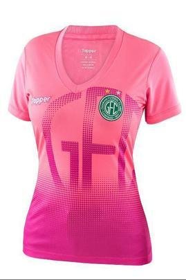 A camisa Outubro Rosa do Guarani Futebol Clube é inspirada no escudo do clube, representado em grandes proporções com efeito de retículas degradê.