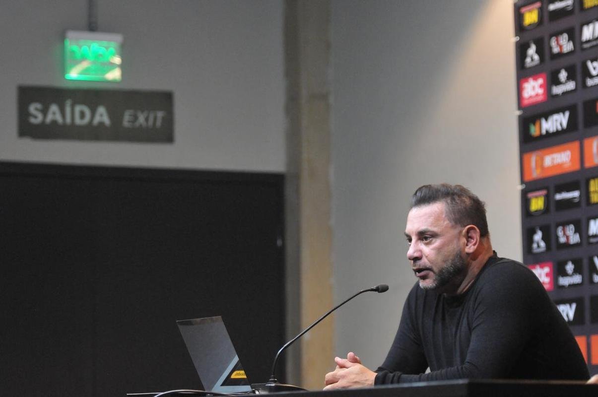 As reaes do tcnico do Atltico, Turco Mohamed, durante a entrevista coletiva, no Mineiro, aps o empate com o Santos