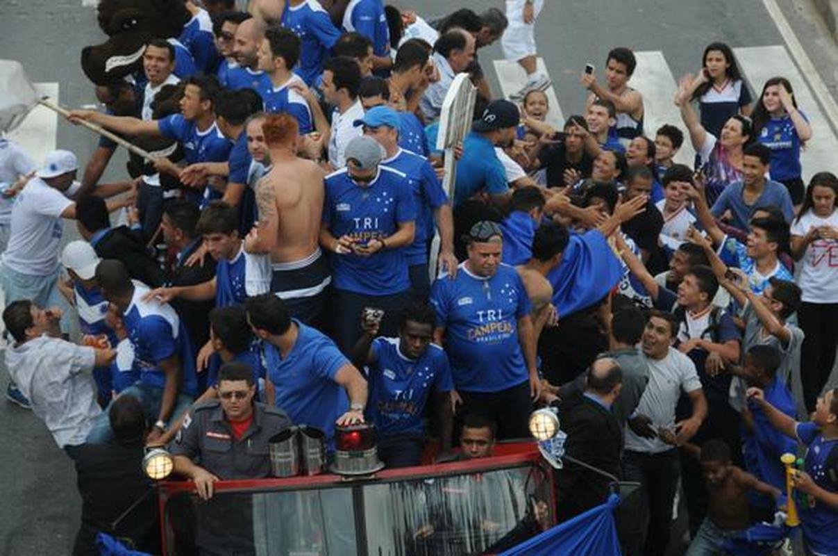 Campe�es brasileiros desfilaram em carro do Corpo de Bombeiros