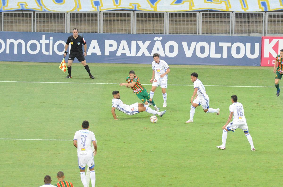 Jogadores do Cruzeiro deixam campo cabisbaixos aps derrota para o Sampaio Corra por 2 a 1