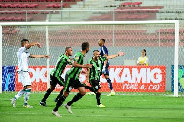 Fotos do duelo entre Amrica e Caldense, no Independncia, pela primeira rodada do Mineiro