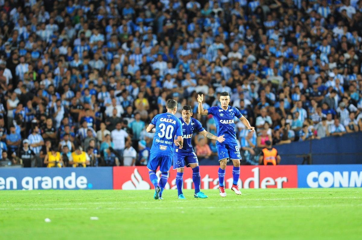 No segundo tempo, Lautaro Martnez marcou o terceiro dele no jogo, Robinho fez de falta para o Cruzeiro e Solari deu nmeros finais ao placar: Racing 4 x 2 Cruzeiro