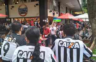 Nesta quinta-feira (2), torcedores do Atltico lotaram os bares de BH para acompanhar Bahia x Galo, jogo adiado da 32 rodada do Campeonato Brasileiro. Na imagem, regio da Savassi.