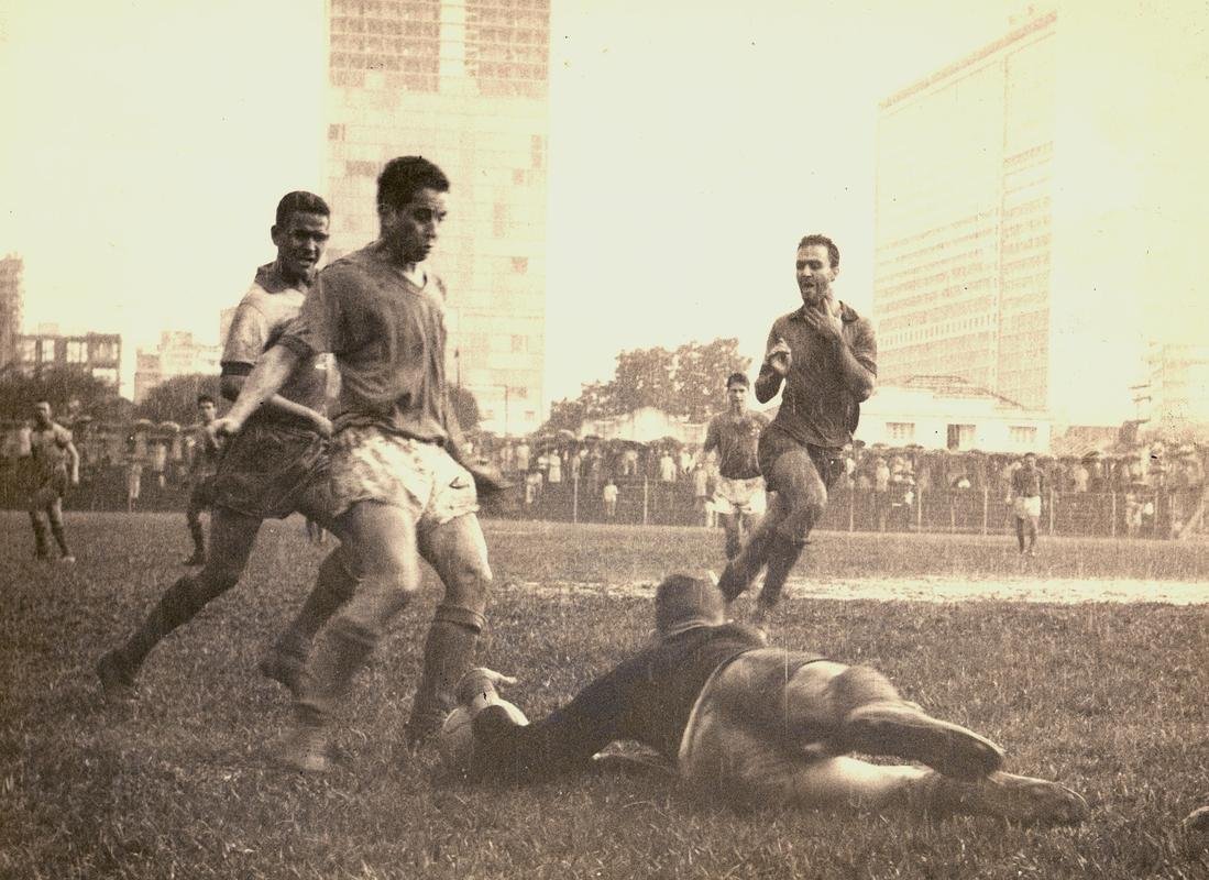Raimundinho - 13 gols em 1954