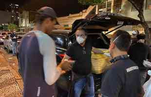
Alexandre Mattos e Clube do Chef doaram 530 marmitas para pessoas em situao de rua