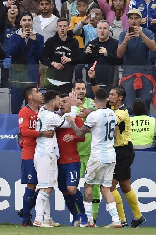 Medel deu peitadas em Messi durante primeiro tempo de Argentina e Chile, e ambos foram expulsos pelo rbitro paraguaio Mario Daz de Vivar. Torcida na Arena Corinthians vaiou a deciso do juiz.
