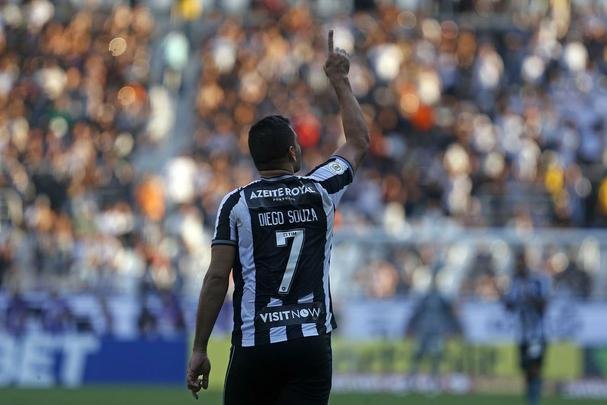 Fotos da vitória do Botafogo sobre o Atlético, por 2 a 1, no Engenhão, pela 18ª rodada do Brasileiro