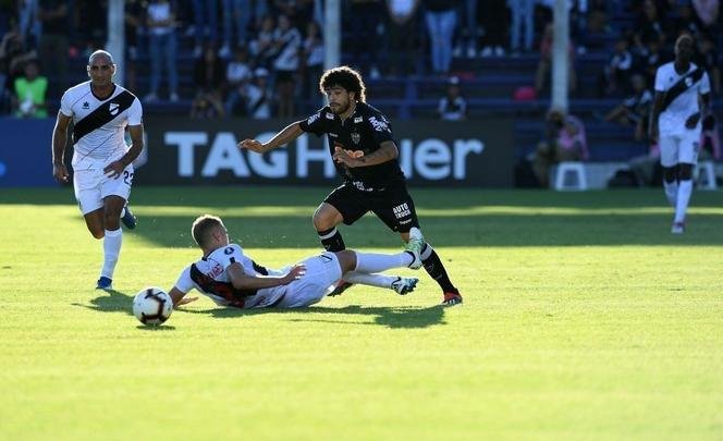 Lances do segundo tempo do duelo entre Danubio e Atltico, em Montevidu, pela Libertadores